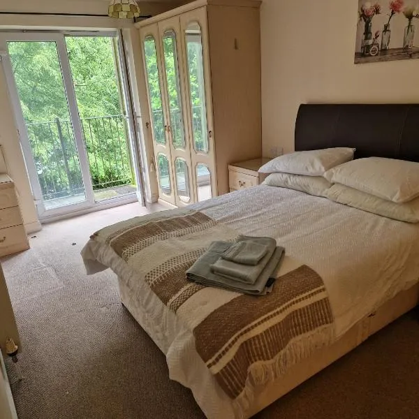 2 Bed Flat - Sleeps 4 - Parking - Wifi, hotel in Southampton