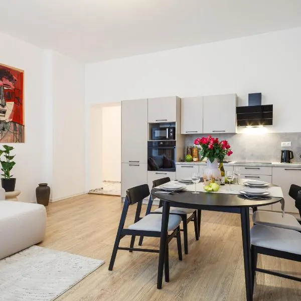 oompH Berlin 3BR Apt with Light Tones and Artwork, Hotel in Berlin