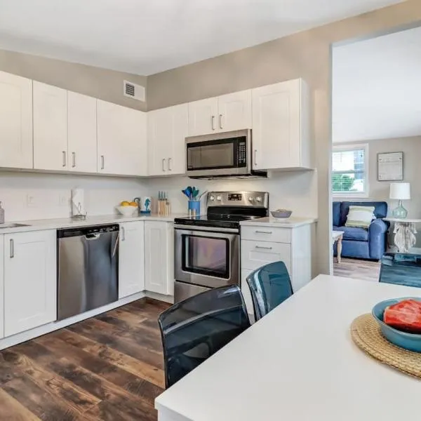 Tropical Beach Bungalow Up - 3 bedrooms - Across Street from Beach - Deck, hotel v destinaci Fernandina Beach