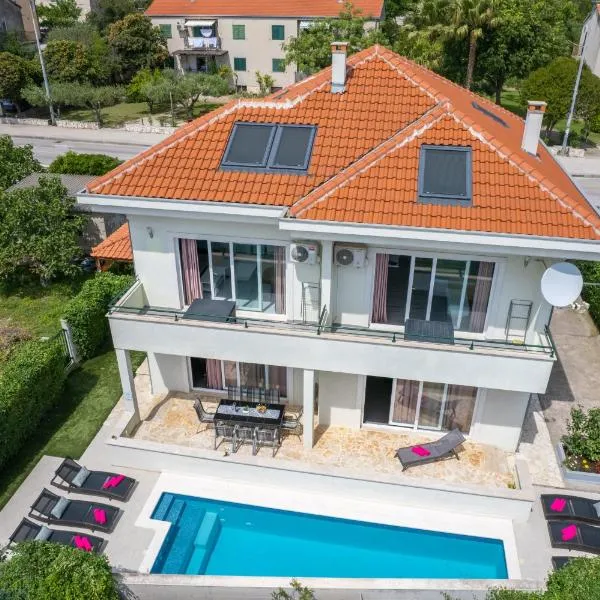 Villa Barbara Apartments with heated pool, hotel in Kaštela