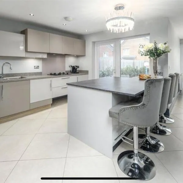 Luxury Durham Home in DH1, Free Parking, No Fees, hotel in Durham