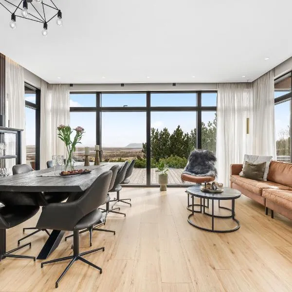 Spacious 4BR Summerhouse With Hot Tub, hotel v destinaci Reykholt