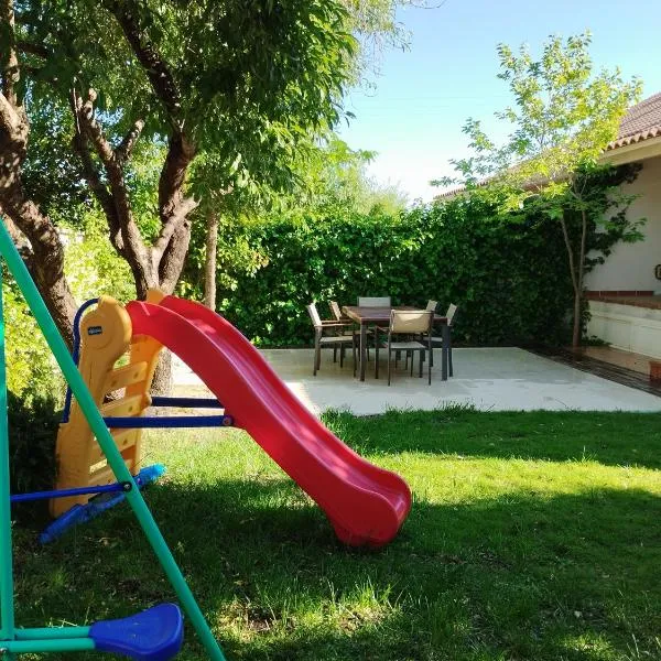 Chalet con JARDIN PUY DU FOU a 10 min ,NO FIESTAS!!, Hotel in Toledo