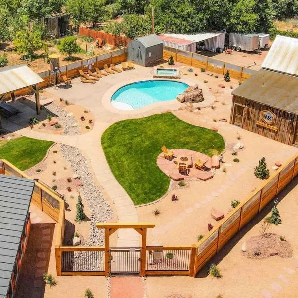 Timber & Tin F 2Bed 2Bath w Pool & Rooftop Deck, hotel en Kanab