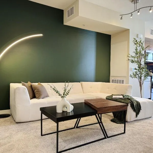 Stylish 1 Bedroom Apartment in LA with Free Parking - 10 Minutes away from Ceders Sinai, hotel in Los Angeles