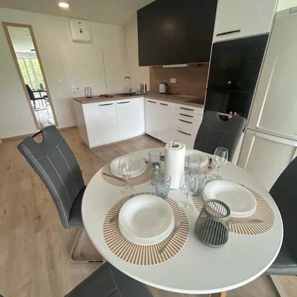 Modern aparment in Moruse compex with free parking, hotell sihtkohas Prievoz