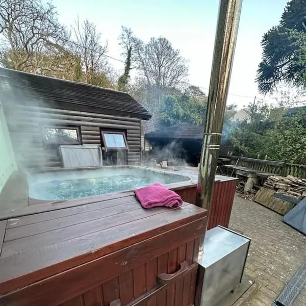 The hot tub by the waterfall - facilities included, hotel in Lower Foxdale