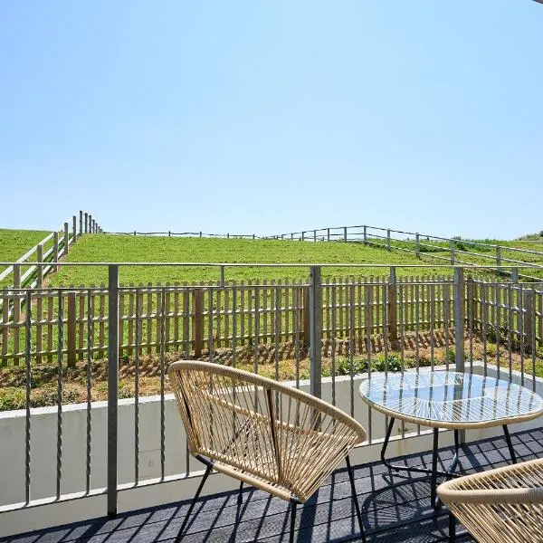 Spacious 1 Bed Apt - Stunning Views & Private Parking - 5 Mins To Beach - Dog Friendly - Close To Ventnor, Shanklin & Sandown - Ideal For Friends, Families & Business Travellers - Sleeps up to 4 Guests - Managed By "Greenstay Serviced Accommodation", Hotel in Bonchurch