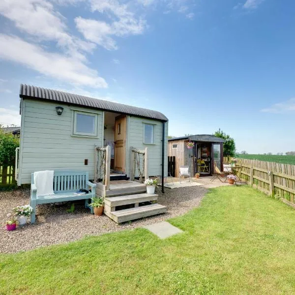 Hetton Law Shepherds Hut, Northumberland, ξενοδοχείο σε Holburn