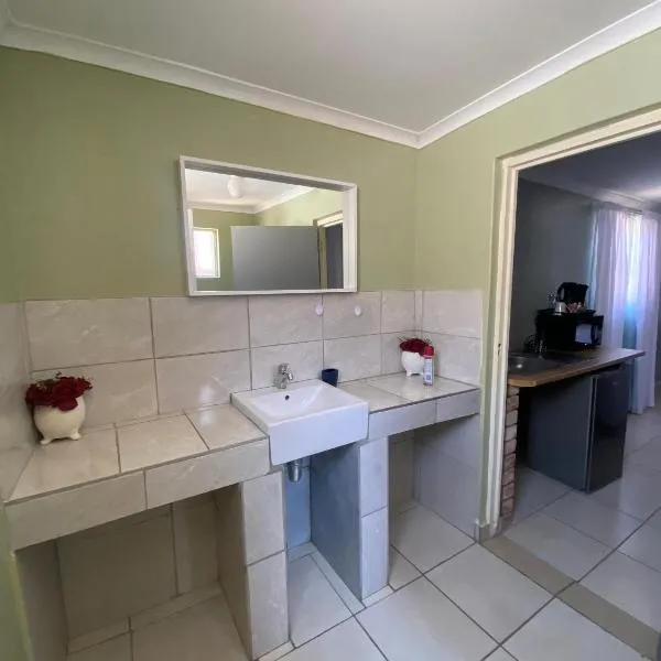 Inecia's B & B، فندق في Uis