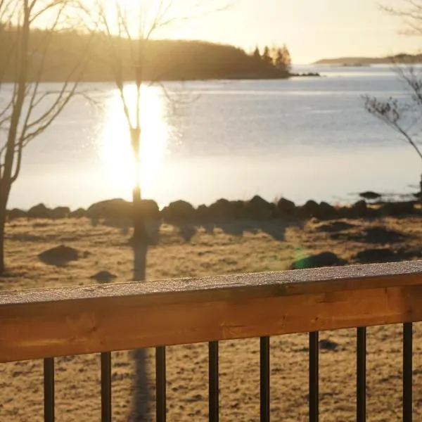 Blissful Oceanfront Cottage in Port Mouton, Hotel in Port Mouton