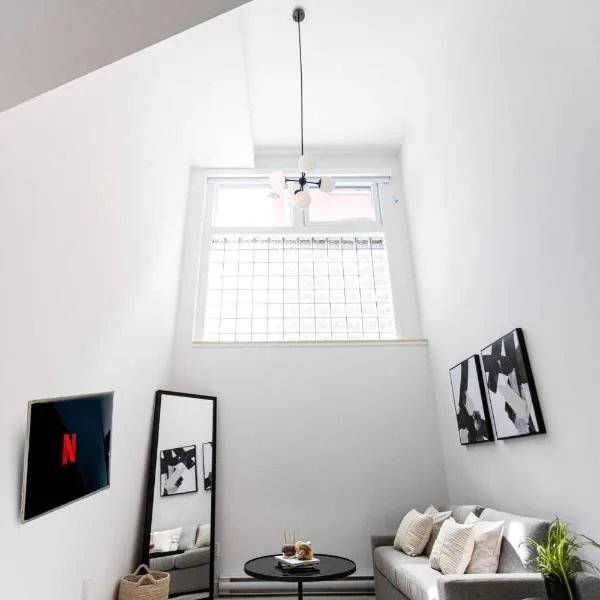 Modern Luxe 1BDR with Sofabed in Mile End, hotel in Montreal