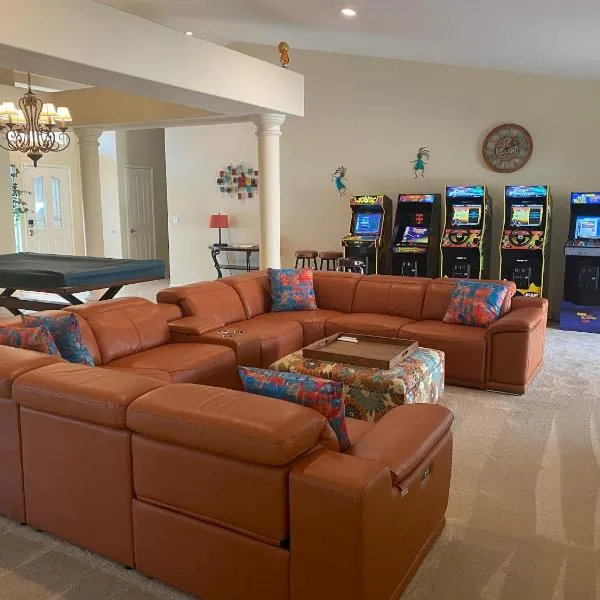 Coachella Chill: Luxury 4BR/4King Paradise Retreat, ξενοδοχείο σε Indio