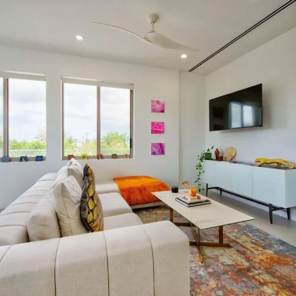 Luxury Condo at Harbour Walk, hótel í Red Bay Estate