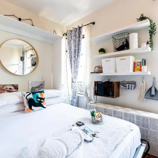 Cat Room by Delicate Stays LIVING ROOM CONVERSION SHARED SPACE ROOM ONLY CAT FRIENDLY ONLY 25 min to time square, hotel in Jackson Heights
