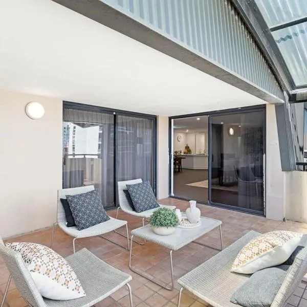 Rooftop Apartment w Cocktail Bar Balcony & Pool, ξενοδοχείο στο Περθ