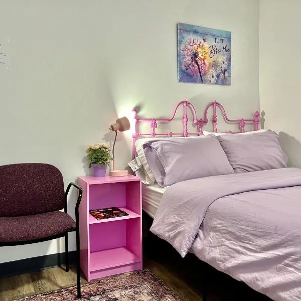 Private Room with Shared Bathroom on the 1st Floor 10 Minutes Walk to University of Washington, hotel in Seattle