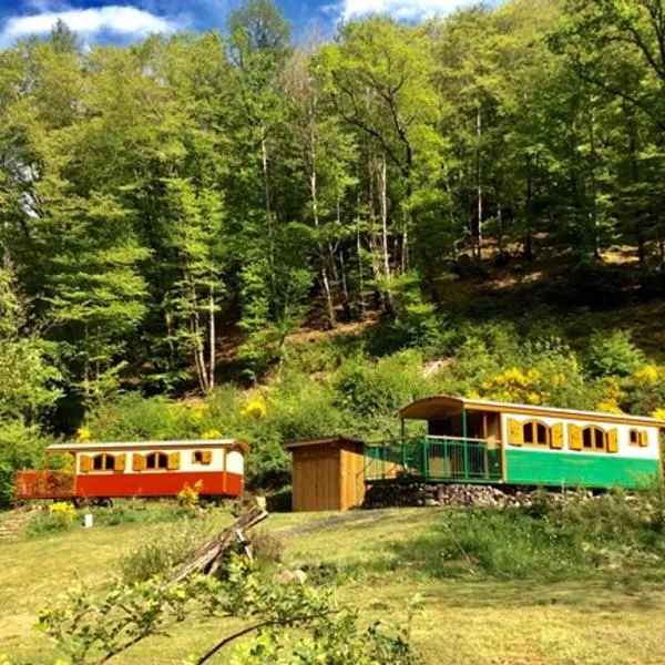 Les Roulottes de la Dordogne, hotel in Champagnac