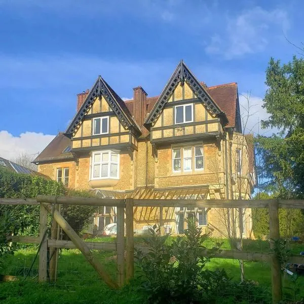 Lovely 3 bed condo, hotel v destinaci Reigate