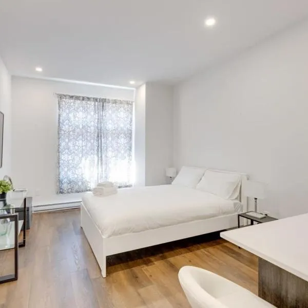 M11 Upscale Studio wQueen Bed AC Prime Location, hotel in Montreal
