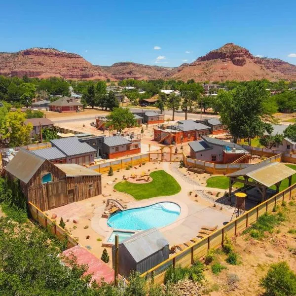 Timber & Tin G 2Bed 2Bath w Pool & Rooftop Deck, hotel din Kanab