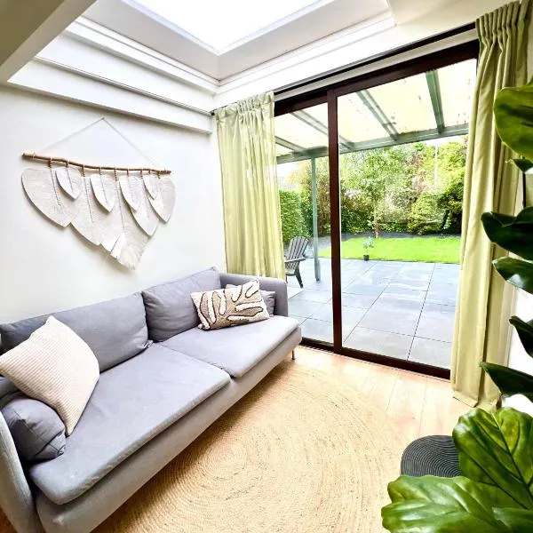 Cozy family house with spacious garden in the nature near Amsterdam, Hotel in Vijfhuizen