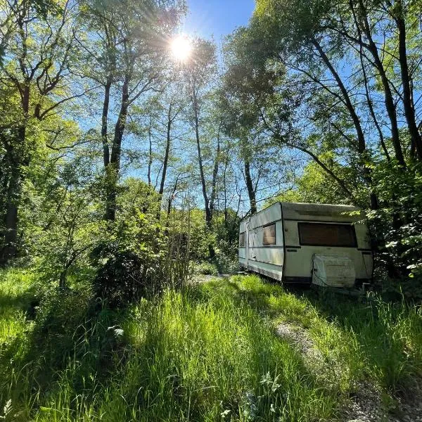 Wolfsden Vlčí doupě - karavan v přírodě, hotel in Lazníčky