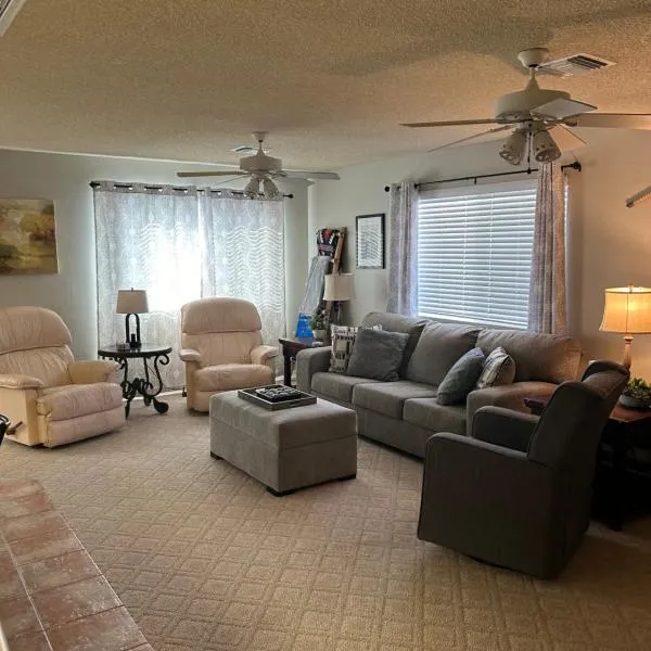 Rare four Bedroom MeadviewVacation Home - Grand Canyon West-Skywalk, Hotel in Meadview