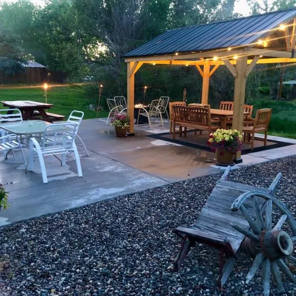 Pool Passes and One Minute To The Hot Springs, Location Perfect, Amenity-Rich, Pup Friendly, Discover An Exceptional Wyoming Stay, Thermopolis River Walk Home at Hot Springs State Park, 'Where Families and Fisherman Stay', hotel v destinaci Thermopolis