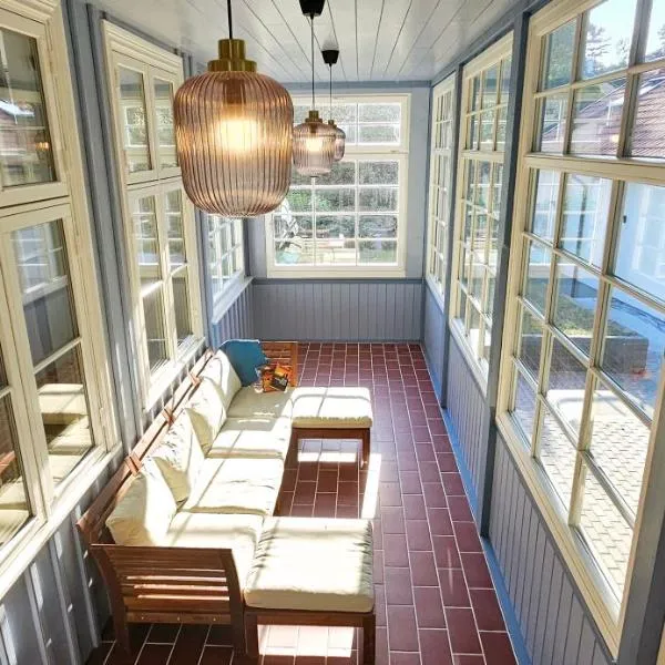 Villa Loebel - Exceptional two bedroom apartment with balcony and verandah, hotel v destinaci Juodkrantė