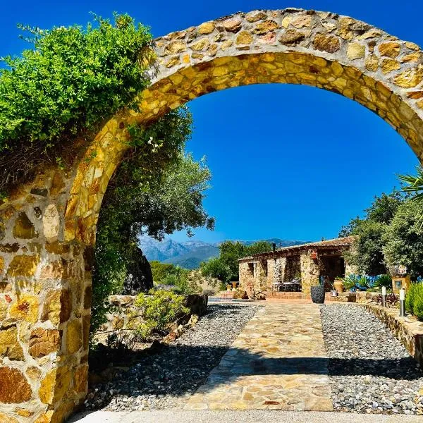 Super cosy house with private pool and amazing view, hotel i Alozaina