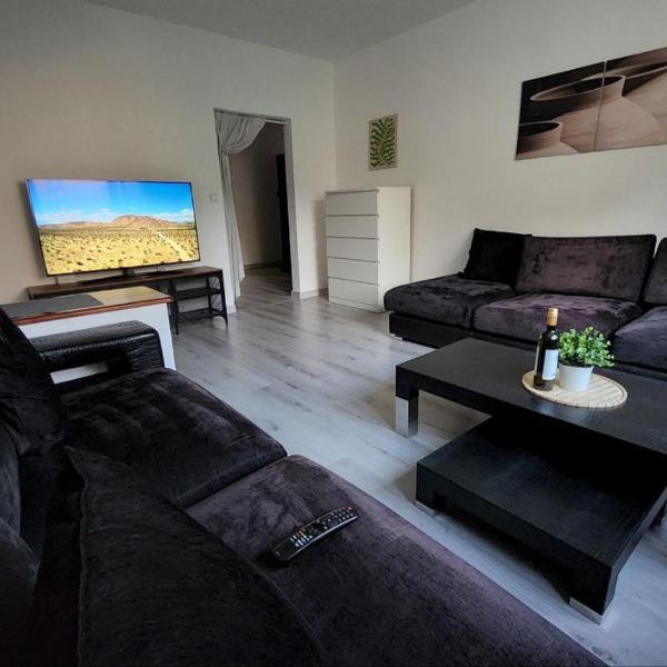 Spacious & cleаn 4 isolated rooms best for groups, Bratislava