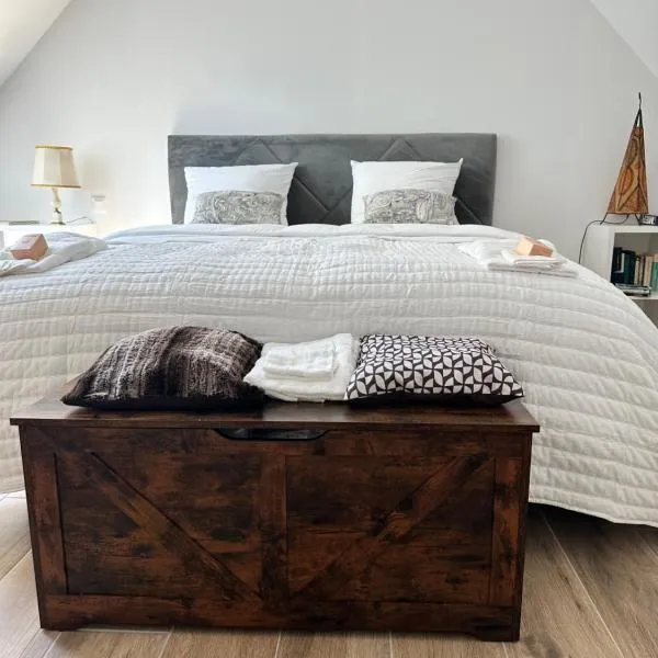 Maisons à dix minutes des plages, hotel in Saint-Lyphard