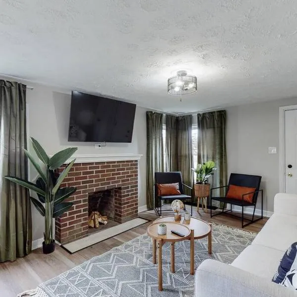 Touchdown Bungalow-Charming HOF Village Home, отель в городе Кантон