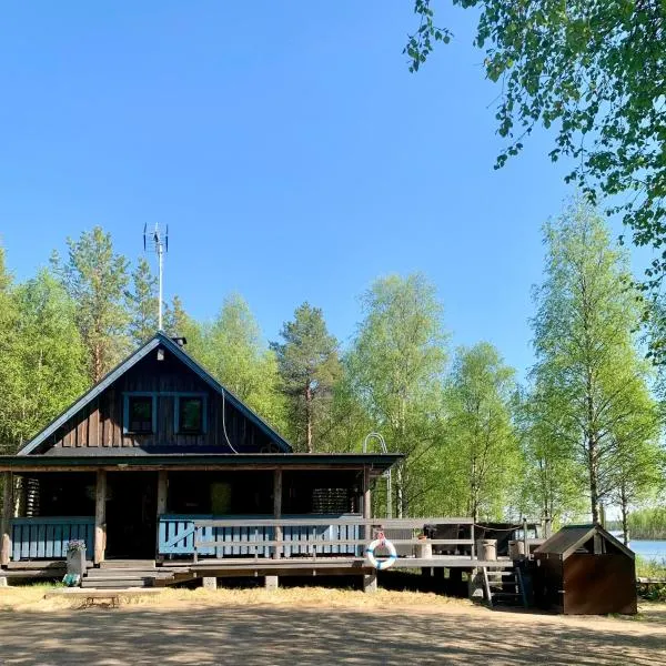 Authentic Log Cottage with Hot Tub, отель в Рануа