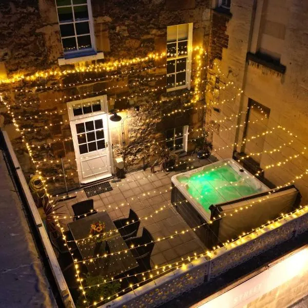Dream Stays Bath - Trim Street Townhouse with Hot tub, hotel in Bath
