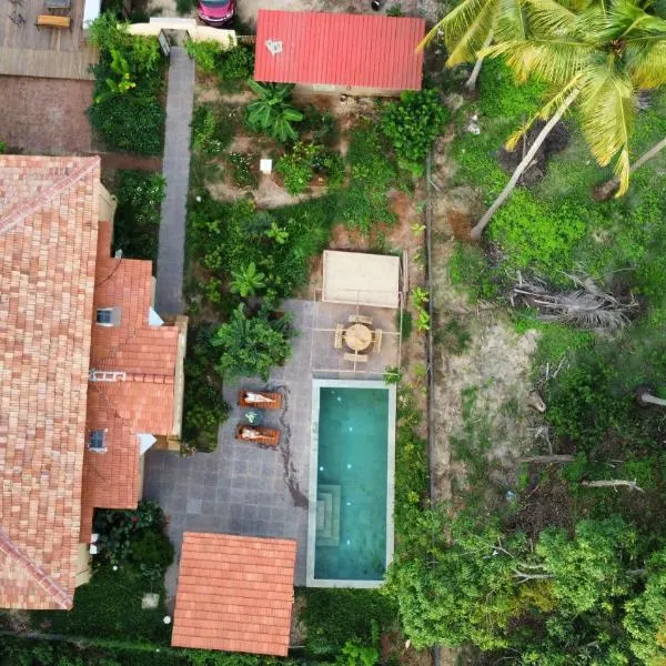 Caju Grove - The Big Yellow Goan House, hotel v destinaci Guirim