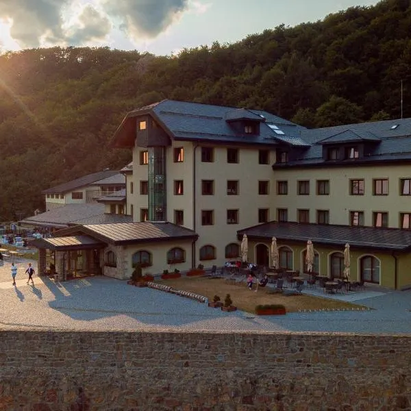 Wellness Hotel Jason, hotel v destinaci Vršatské Podhradie