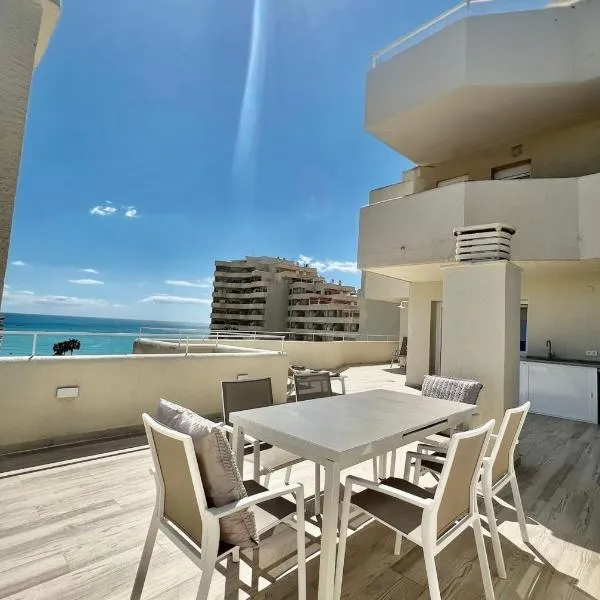 Luxury Condo Sea View Large Terrace BenalBeach, hotell Benalmadenas