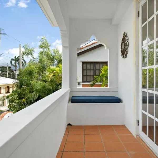 Breezy beach apt, steps to the sand! Full AC too - 18 Up, Hotel in San Juan