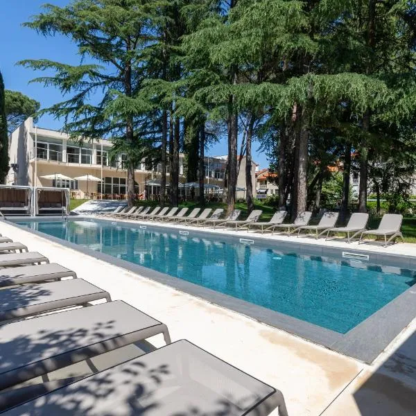 Hotel Emaus, готель у місті Новиград (Істрія)