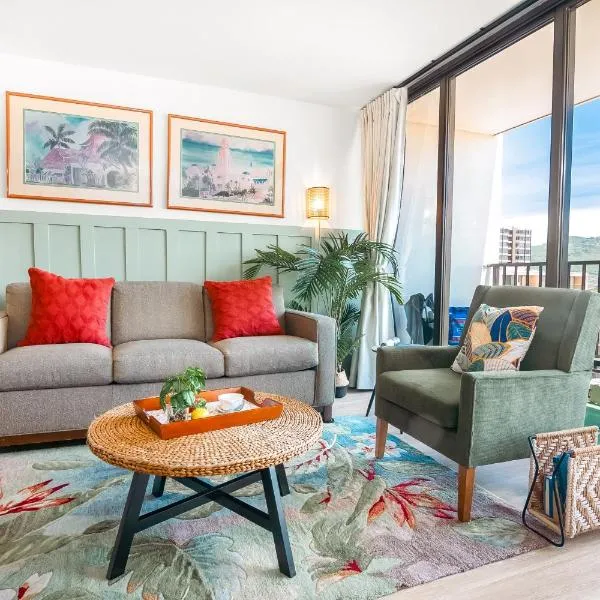 16FL Waikiki Banyan with Parking, Steps from Beach, hotell i Honolulu