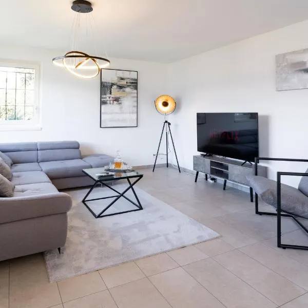 Schöne Wohnung an Toplage mit gratis Parkplatz!, hotel in Gambarogno