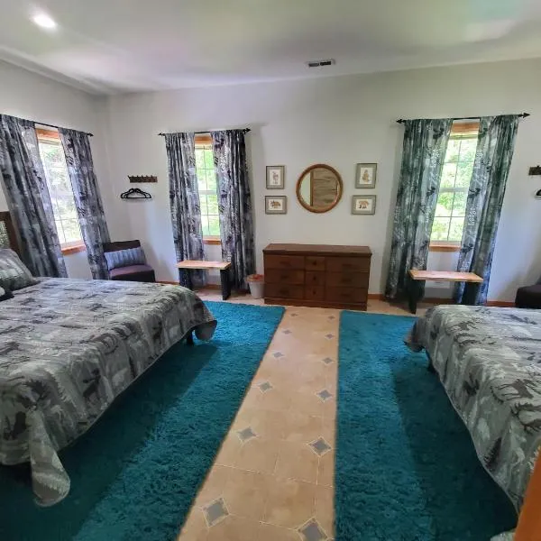 Ahrs Creek Retreat In the Timber, Hotel in Saint Maries