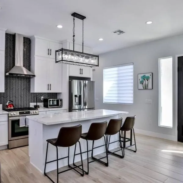 H&H New Built 2023 Hidden Gem Heart of OC 3 Queen Beds, hôtel à Westminster