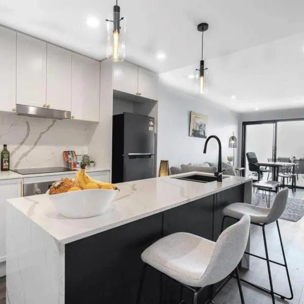 Modern 2-Bed 2-Bath - Walk to Hospital & Westfield, hotel in Brisbane