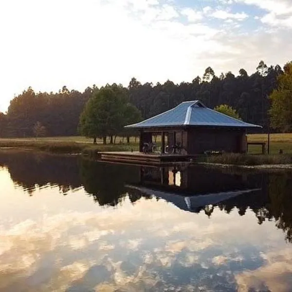 eKuthuleni - Wooden Cabin over the lake, hotel v destinaci Howick