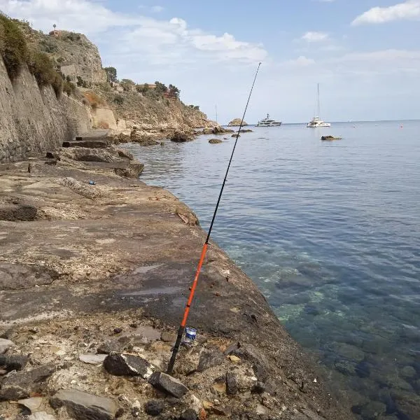 Tiny house Taormina mare with sofa bed - mini stanza Taormina mare con divano letto, hotel in Taormina