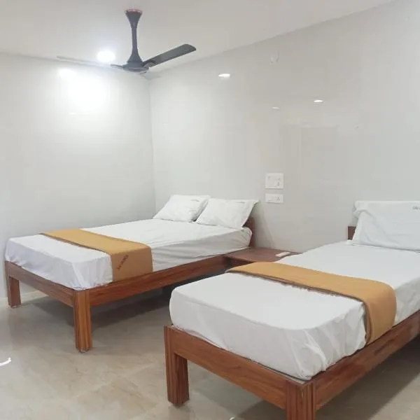 Sai Durga Banquet Hall and AC Rooms, hotel v destinaci Tirupati