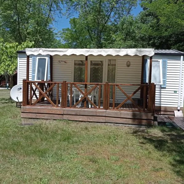 Mobil home chez Sophie、オータンのホテル